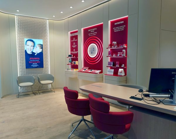 Le nouveau concept Alain Afflelou Acousticien veut rendre les aides auditives désirables