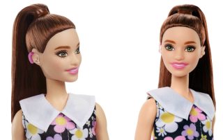 La Barbie portant des aides auditives arrive