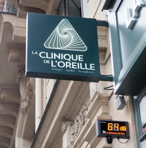 Une rue parisienne passante (sans marteau-piqueur).