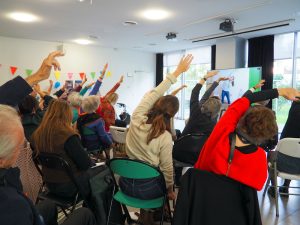 Démonstration d'une séance de yoga assis. La professeure (de la société Mondo Yoga) donne rendez-vous aux résidents 2 fois par semaine.