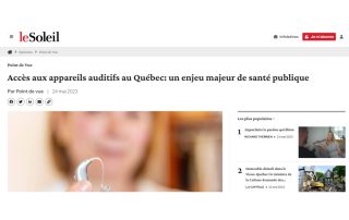 Dans une tribune publiée dans le quotidien Le Soleil, les représentants de plusieurs organisations d’audiologistes et d’orthophonistes formulent une liste de doléances aux pouvoirs publics du Québec. Ils demandent une libéralisation plus poussée du marché de l’audioprothèse sur le modèle américain. Soulignant que 10 % de la population québécoise souffrent d’une déficience auditive permanente mais que seuls 20 % d’entre eux sont appareillés, les signataires de la tribune* souhaitent aligner la législation de la province sur celle des Etats-Unis, qui a récemment autorisé la vente d’aides auditives OTC (Over The Counter) sans ordonnance : « Les audiologistes du Québec sont d’avis que l’arrivée de cette nouvelle gamme de produits permettrait aux personnes de comparer les prix, d’explorer leurs options et de prendre en charge la gestion de leur santé auditive. On parle ici d’un impact majeur sur l’accessibilité. Les gouvernements fédéral et provincial doivent légiférer rapidement pour assurer leur disponibilité au Canada et au Québec, tout en encadrant leur utilisation pour assurer la protection du public », argumentent-ils (pourtant, sur le 1er trimestre 2023, seuls 13 000 OTC se sont vendus aux Etats-Unis). Pour améliorer la compétitivité du marché et faire baisser le prix des aides auditives, les audiologistes demandent en outre le droit de les vendre et de les adapter, ce qui est réservé aux audioprothésistes. Les auteurs de la tribune souhaitent en parallèle une plus grande transparence tarifaire, avec l’obligation d’afficher l’ensemble des composantes des prix et de présenter clairement les avantages techniques des différents modèles. Enfin, les organisations plaident pour une amélioration du programme de la Régie de l’assurance maladie du Québec (RAMQ) qui, contrairement aux idées reçues, « ne sont pas de mauvaise qualité comparativement à des modèles dits ‘haut de gamme’ » et « peuvent très bien convenir à une grande partie de la population ayant une déficience auditive ». Elles estiment que ce programme, qui ne propose aujourd’hui qu’un appareillage monaural, doit être réformé pour répondre aux besoins actuels. « Les problèmes d’accessibilité aux appareils auditifs sont grands et il faut y pallier sans plus attendre. Des solutions existent pour améliorer durablement la santé auditive de centaines de milliers de personnes et aider à prévenir l’apparition de problèmes de santé évitables. Il est temps pour les autorités gouvernementales d’agir ! », conclut la tribune. * Paul-André Gallant, M.P.O., orthophoniste, président de l’Ordre des orthophonistes et audiologistes du Québec ; Gisèle Tassé-Goodman, présidente du Réseau FADOQ, qui défend les intérêts des séniors ; Valérie Giguère, orthophoniste, présidente de l’Association québécoise des orthophonistes et audiologistes ; Marie-Ève Beaulieu, audiologiste et représentante en audiologie, Association québécoise des orthophonistes et audiologistes.