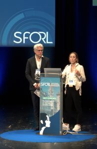 Des ORL fermes sur le cadre de la téléconsultation mais ouverts à son évolutionLors de la Journée de l’audition dans le cadre du congrès de la SFORL, Cécile Parietti-Winkler, président du Collège national d’ORL et CCF, et Nils Morel, président du Syndicat national des médecins spécialisés en ORL ont donné un exposé limpide sur le cadre en vigueur pour les téléconsultations en audiologie. Soulignant l’actualité du sujet et l’intérêt des téléconsultations, en matière de santé auditive, pour les personnes qui ont des difficultés à se déplacer, les deux médecins en ont rappelé le cadre légal, très clairement, à partir d’exemples concrets. Dans le cadre de l’augmentation du taux d’appareillage français, à la suite de la réforme 100 % santé, il y a de « hauts risques de dérapages règlementaires », a souligné Cécile Parietti-Winkler. La primo-prescription d’appareillage auditif pour les personnes des plus de 6 ans est réservée aux ORL et aux généralistes formés en otologie médicale. Précision importante, le CNP d’ORL et le Collège de médecine générale ont signé des accords conventionnels qui précisent que la primo-prescription d’aides auditives par les généralistes formés en otologie est réservée aux patients de plus de 60 ans suspects de presbyacousie isolée. La télé-expertise formalise ce qui existe depuis toujours entre professionnels de santé et médecins : il s’agit d’une demande d’avis, à distance, entre un requérant, ici l’audioprothésiste, et un requis, ici l’ORL. Cet acte est autorisé, mais il ne peut donner lieu à une valorisation (pas de rémunération par l’Assurance maladie, à l’inverse de téléconsultations dans d’autres champs de la santé). La télé-expertise ne peut jamais donner lieu à une prescription (ni primo-prescription, ni renouvellement) d’aides auditives, même quand il s’agit d’un patient connu, suivi par un ORL et un audioprothésiste qui ont l’habitude de travailler ensemble. « Actuellement, c’est réglementairement impossible, cependant il y a une nécessité pour répondre à la demande et s'assurer que personne ne reste au bord du chemin pour la santé auditive, de réfléchir à de nouveaux parcours de soins », a déclaré Cécile Parietti-Winkler. « Exactement, je crois que ce serait dans l'intérêt de nos patients qu'on réussisse à trouver un terrain d'entente et surtout que les autorités nous entendent elles aussi à leur tour », a répondu Nils Morel. La téléconsultation, « c’est avant tout une consultation », a souligné le président du SNORL. Elle doit donc se dérouler en temps réel, dans le respect du secret médical et dans un certain cadre réglementaire. Celui-ci inclut des conditions cumulatives (toutes doivent être remplies) : parcours de soins – patient adressé par le généraliste à l’ORL – et territorialité : le spécialiste doit pouvoir voir le patient, en alternance avec les téléconsultations. Concrètement, un ORL a le droit d’être embauché par une société de téléconsultation et d’exercer dans ce cadre, mais : cette activité à distance ne doit pas dépasser 20 % de son activité et il ne peut le faire qu’en respectant la règlementation et les critères conventionnels précités (parcours de soin, territorialité, possibilité d’alterner présentiel-distanciel). Enfin, faisant référence aux publicités de certains acteurs de la distribution qui mettent en avant la téléconsultation, Cécile Parietti-Winkler et Nils Morel ont redit que l’exercice de la médecine ne peut faire l’objet de publicité et qu’il est de la responsabilité du médecin de s’assurer de la déontologie de la plateforme qui l’emploie. Le président du SNORL a insisté sur le fait que : « la consultation ne peut pas se faire dans un local commercial ». Il a ajouté que tout médecin qui prescrirait des aides auditives à distance, pour une personne dans l’impossibilité absolue de se déplacer par exemple, s’expose à un contrôle.