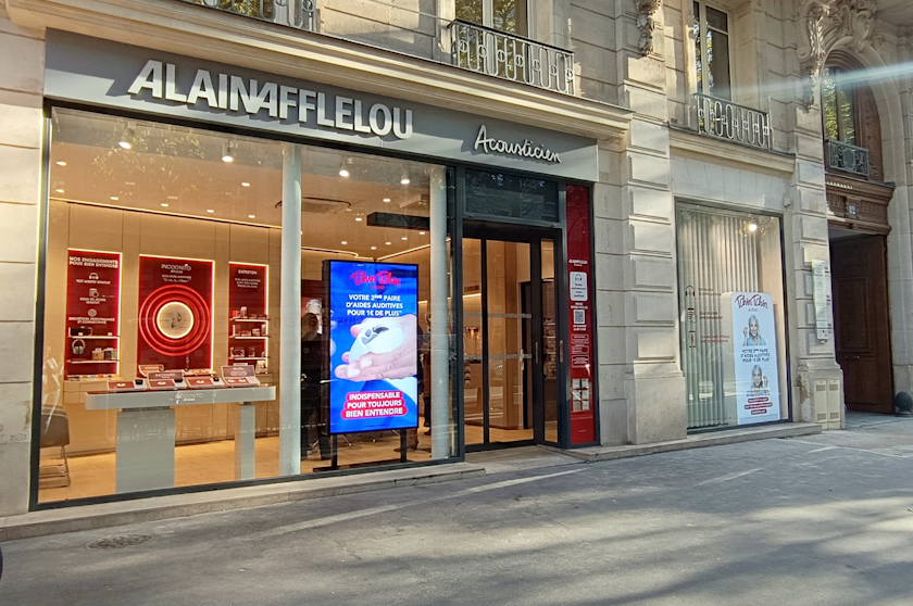 Le nouveau concept Alain Afflelou Acousticien veut rendre les aides auditives désirables