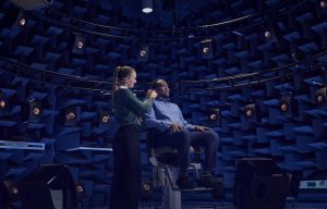 Oticon mesure le stress lié à l’écoute pour mieux l’apaiser
