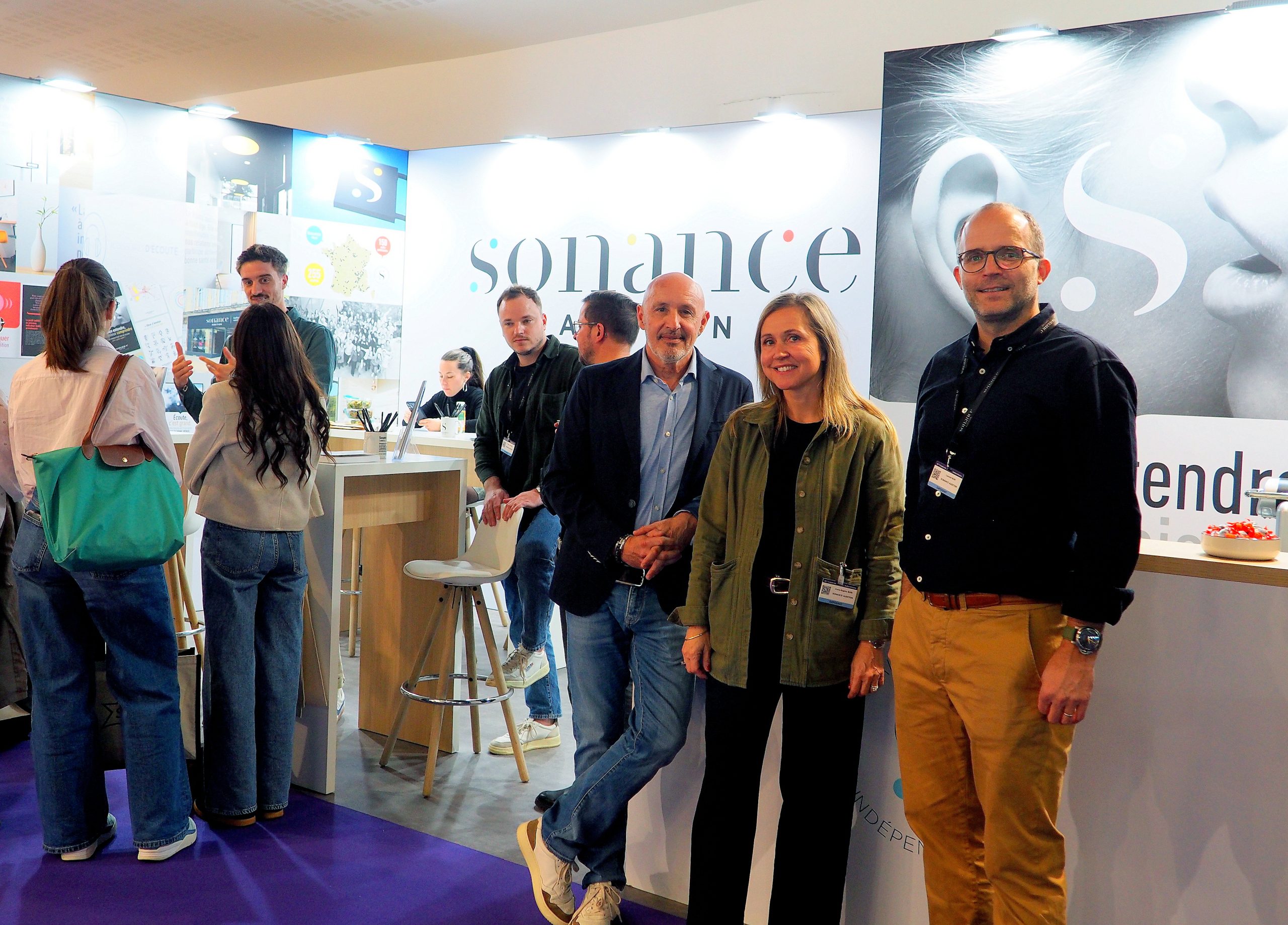 Alliance Audition : 3ème Congrès pour la jeune enseigne, qui a atteint la quinzaine de centres. Toujours concentrée sur la passion du métier et l’entreprenariat, elle a fait évoluer ses visuels pour y mettre plus d’émotions, en conservant l’originalité de sa charte graphique. Elle veut continuer à grandir en restant dans l’humain et la bienveillance.